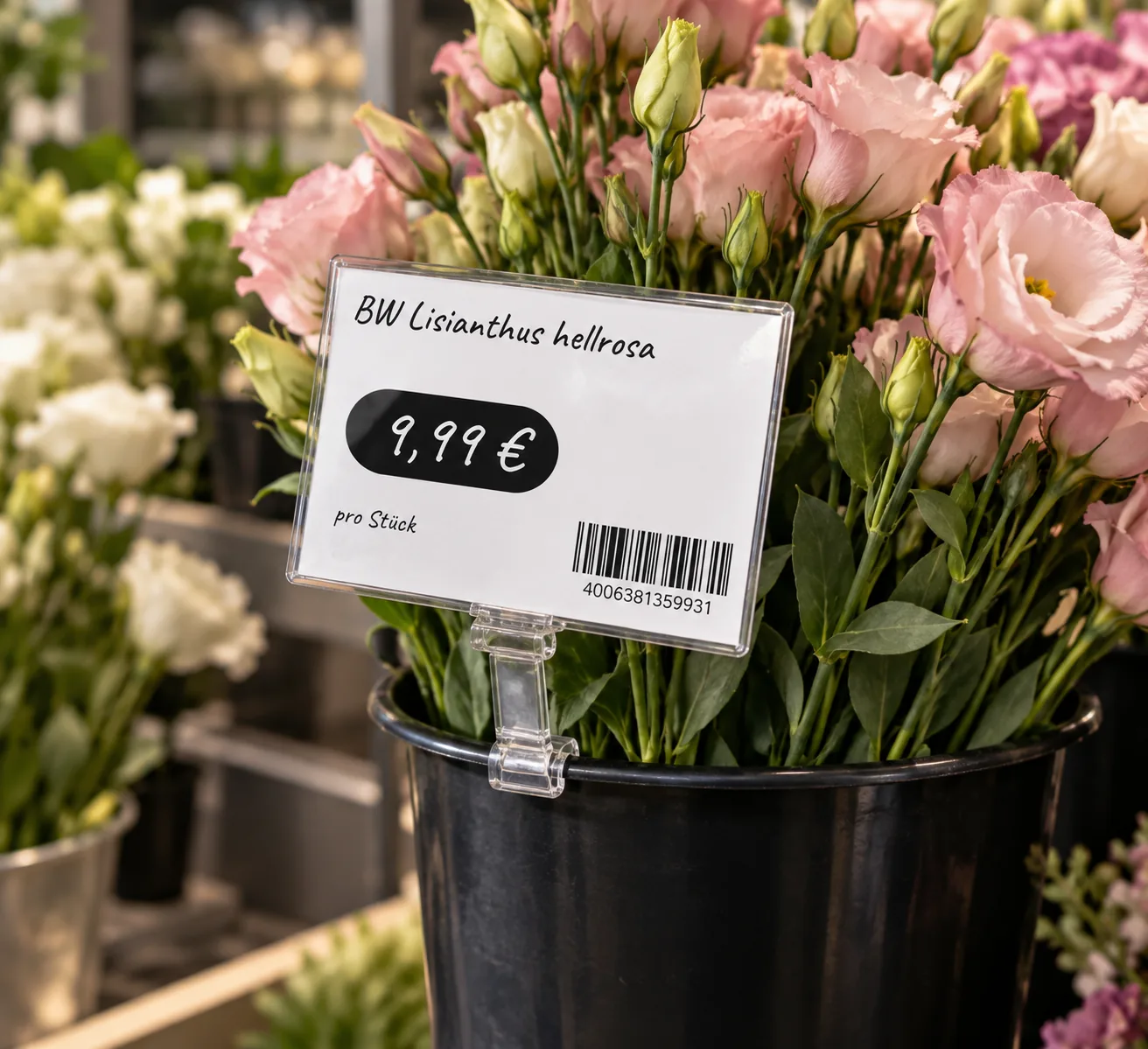 Preisschild in einem Blumenstrauß-Eimer im Blumenladen